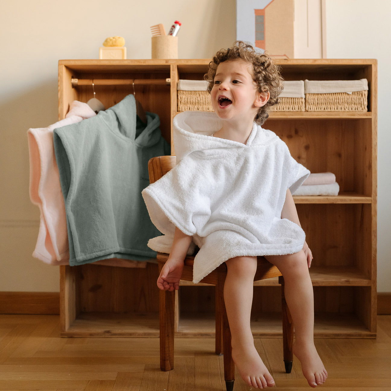 Bath Poncho
- Ages 2-4- White- Cotton - Dalfilo