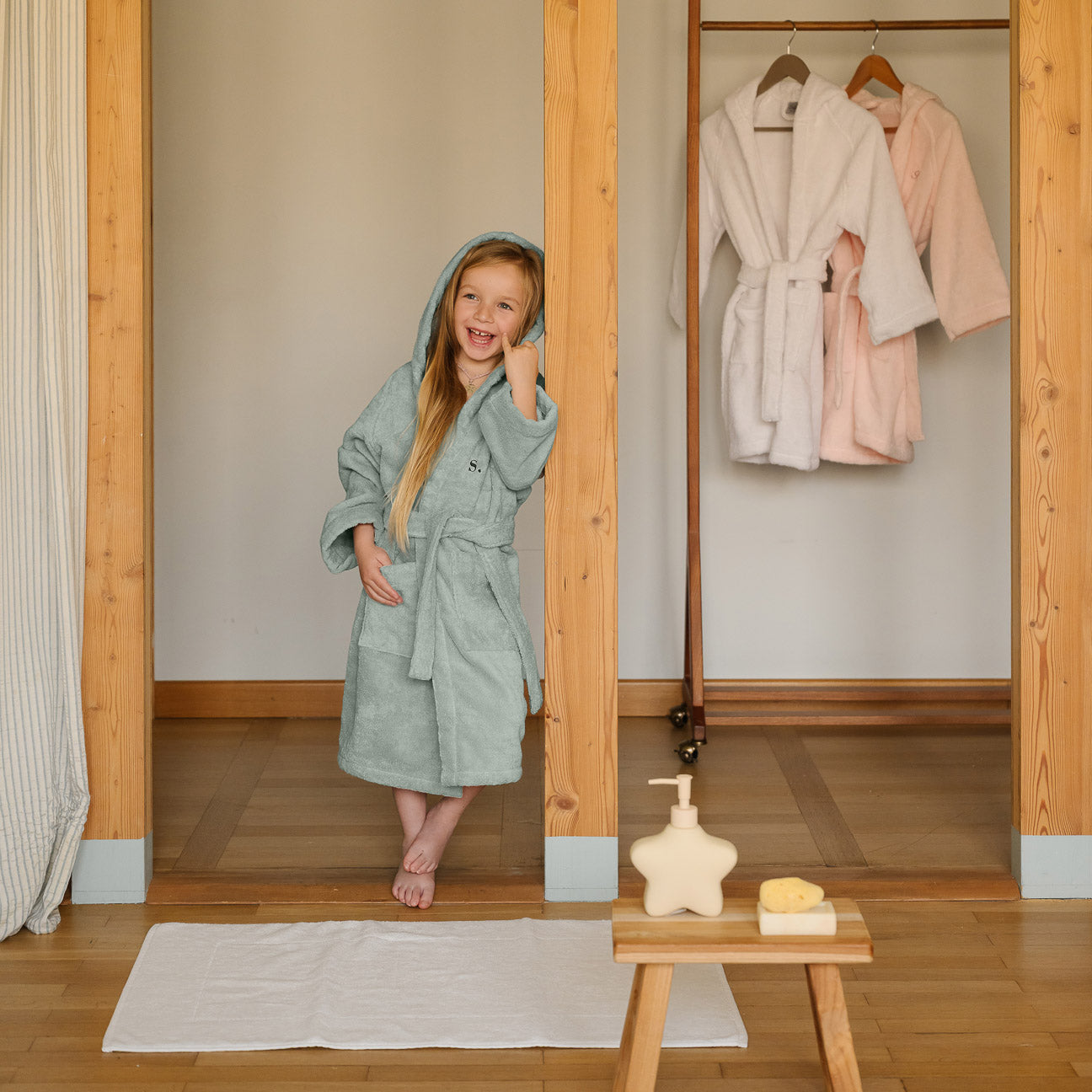 Kids' Hooded Bathrobe
- Ages 4-6- Sage green- Cotton - Dalfilo