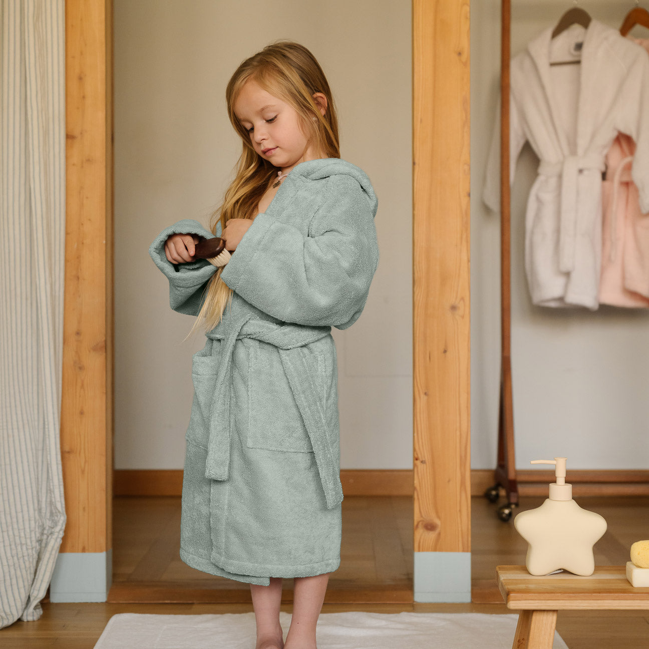 Kids' Hooded Bathrobe
- Ages 4-6- Sage green- Cotton - Dalfilo