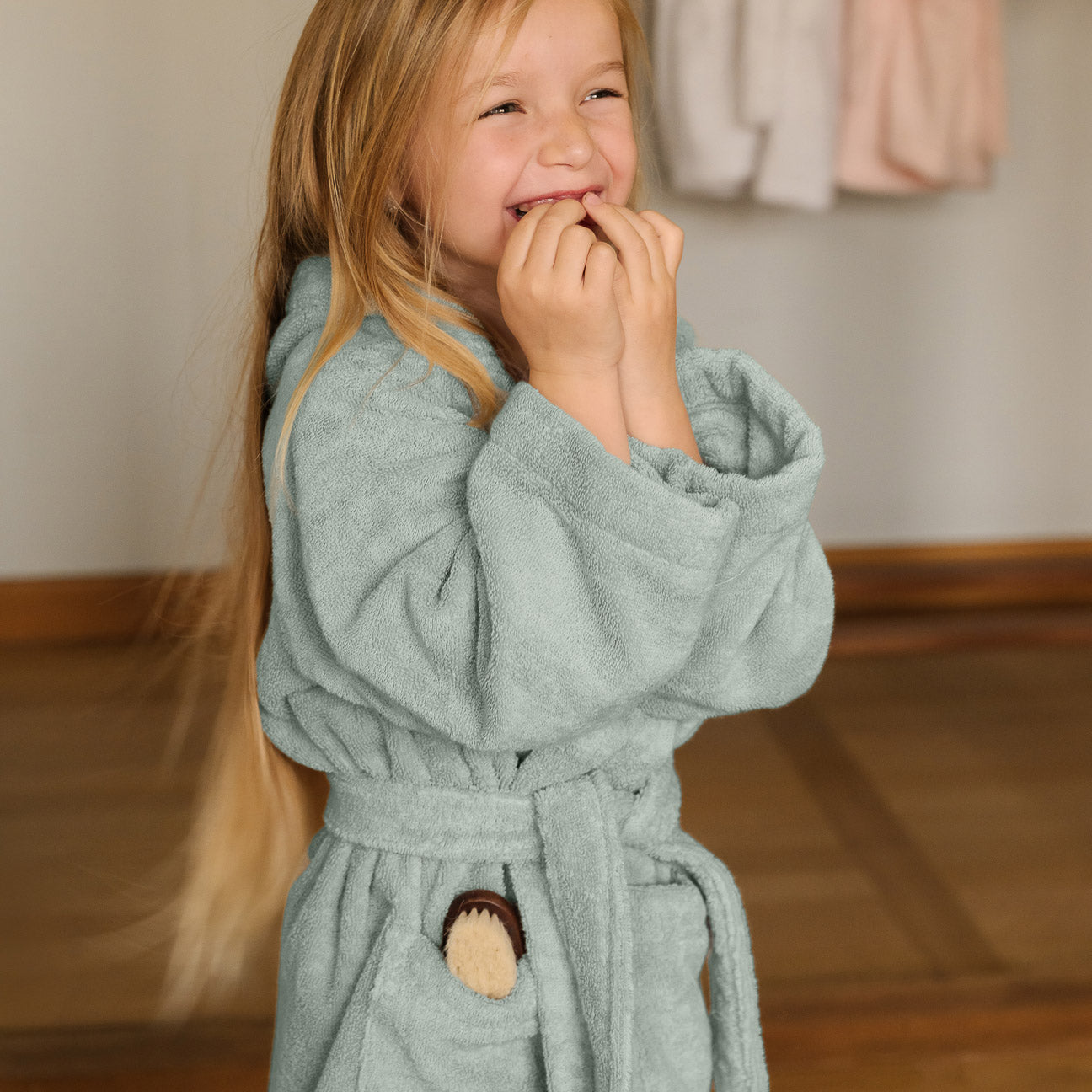Kids' Hooded Bathrobe
- Ages 4-6- Sage green- Cotton - Dalfilo