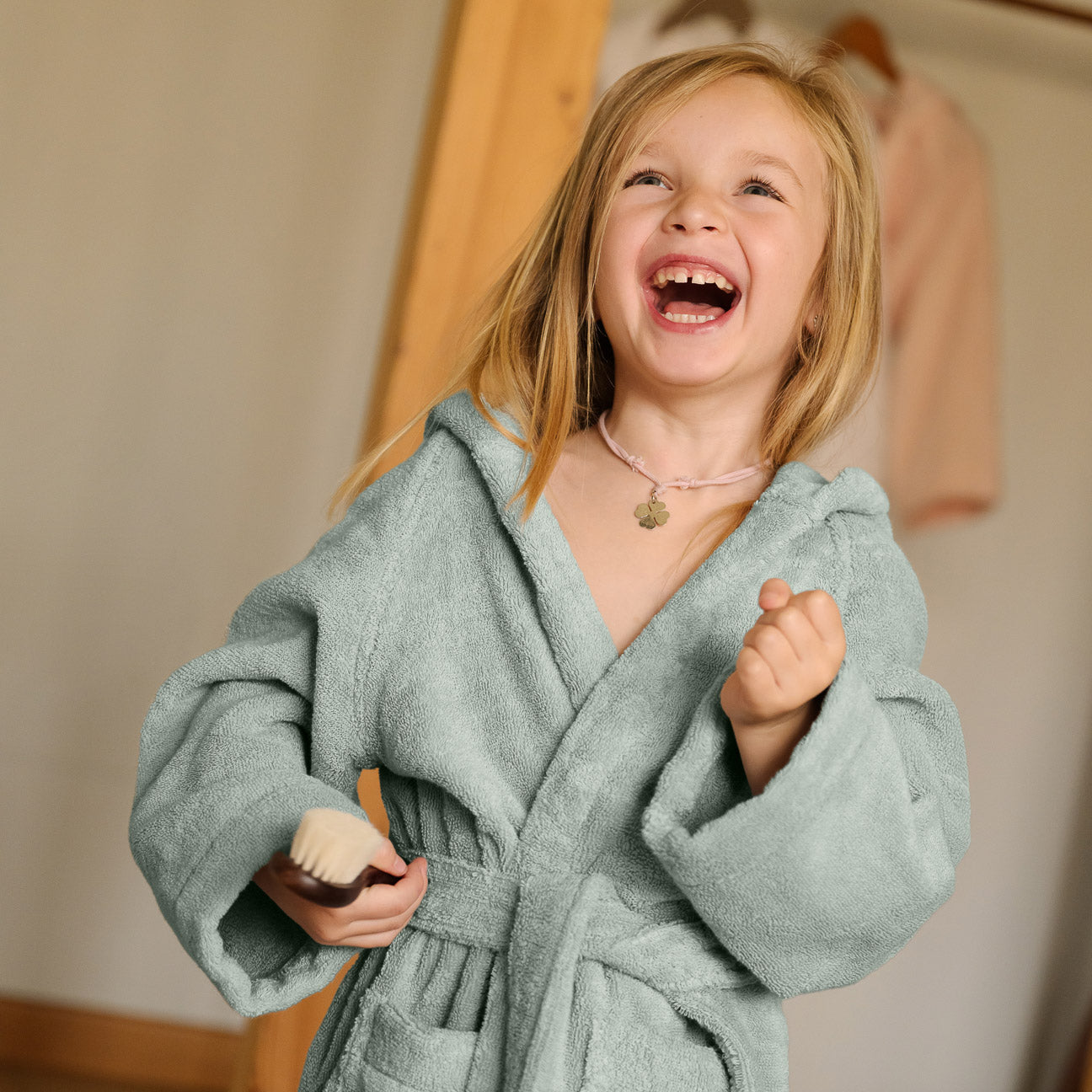 Kids' Hooded Bathrobe
- Ages 4-6- Sage green- Cotton - Dalfilo