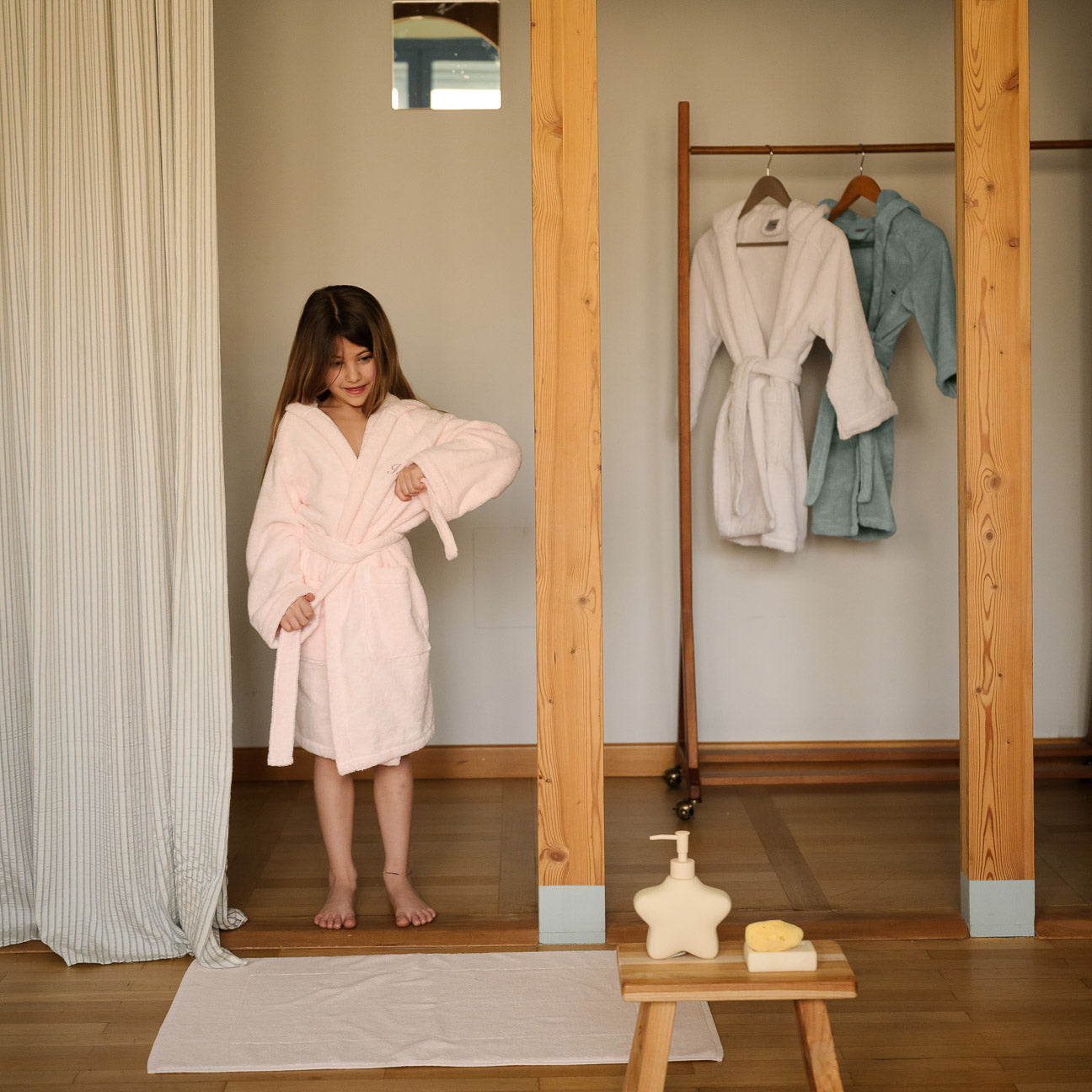 Kids' Hooded Bathrobe
- Ages 4-6- Cherry pink- Cotton - Dalfilo