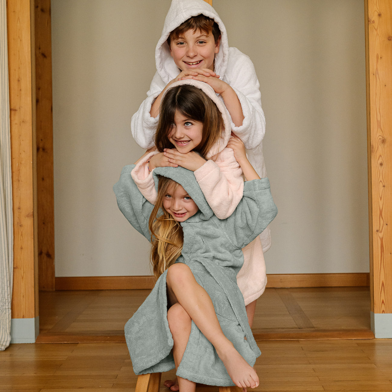 Kids' Hooded Bathrobe
- Ages 4-6- Sage green- Cotton - Dalfilo