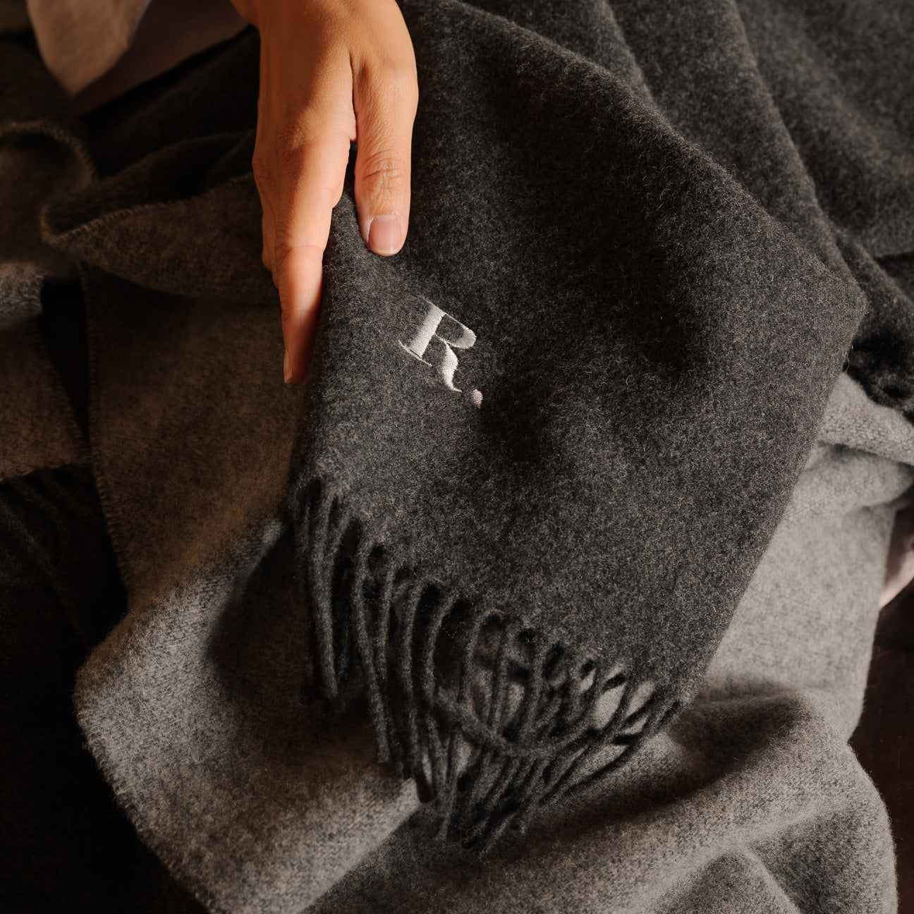 Reversible Wool & Cashmere Blanket Throw
- 130x180 cm- Anthracite- Regenerated Cashmere + Wool - Dalfilo