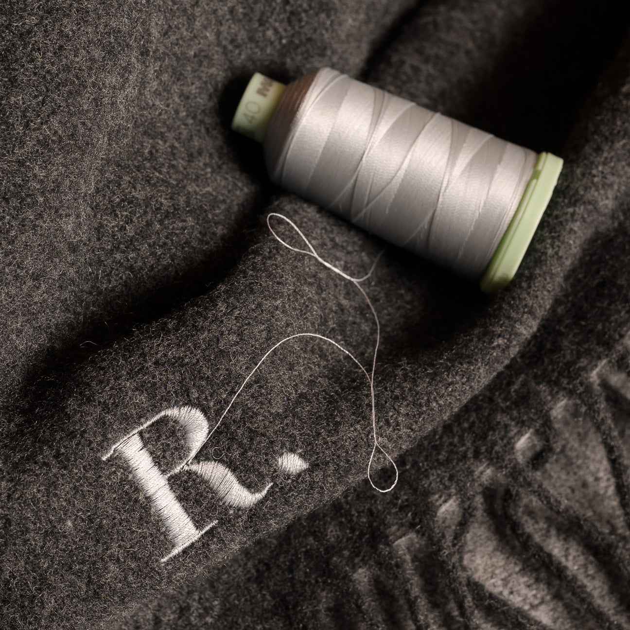 Reversible Wool & Cashmere Blanket Throw
- 130x180 cm- Anthracite- Regenerated Cashmere + Wool - Dalfilo
