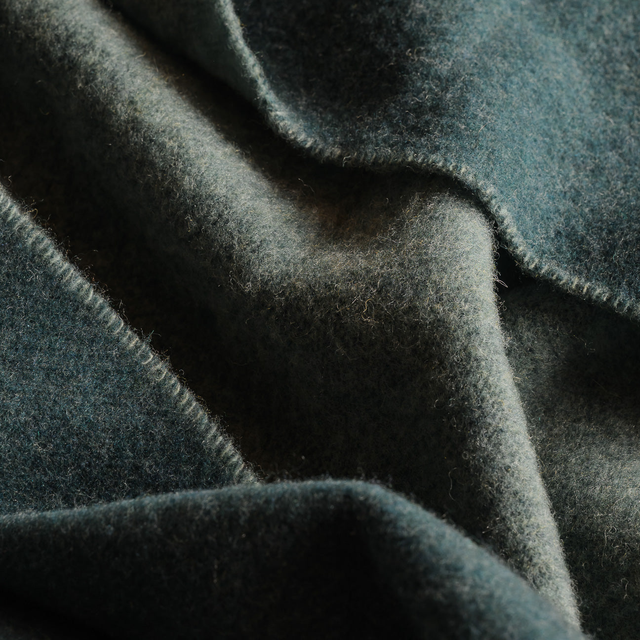 Reversible Wool & Cashmere Blanket Throw
- 130x180 cm- Petrol Blue- Regenerated Cashmere + Wool - Dalfilo
