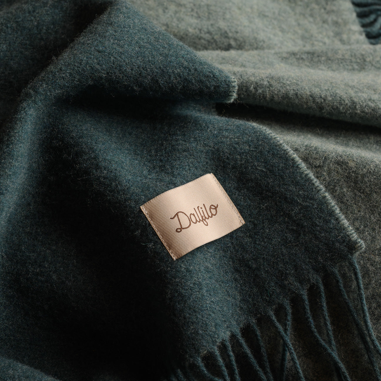 Reversible Wool & Cashmere Blanket Throw
- 130x180 cm- Petrol Blue- Regenerated Cashmere + Wool - Dalfilo