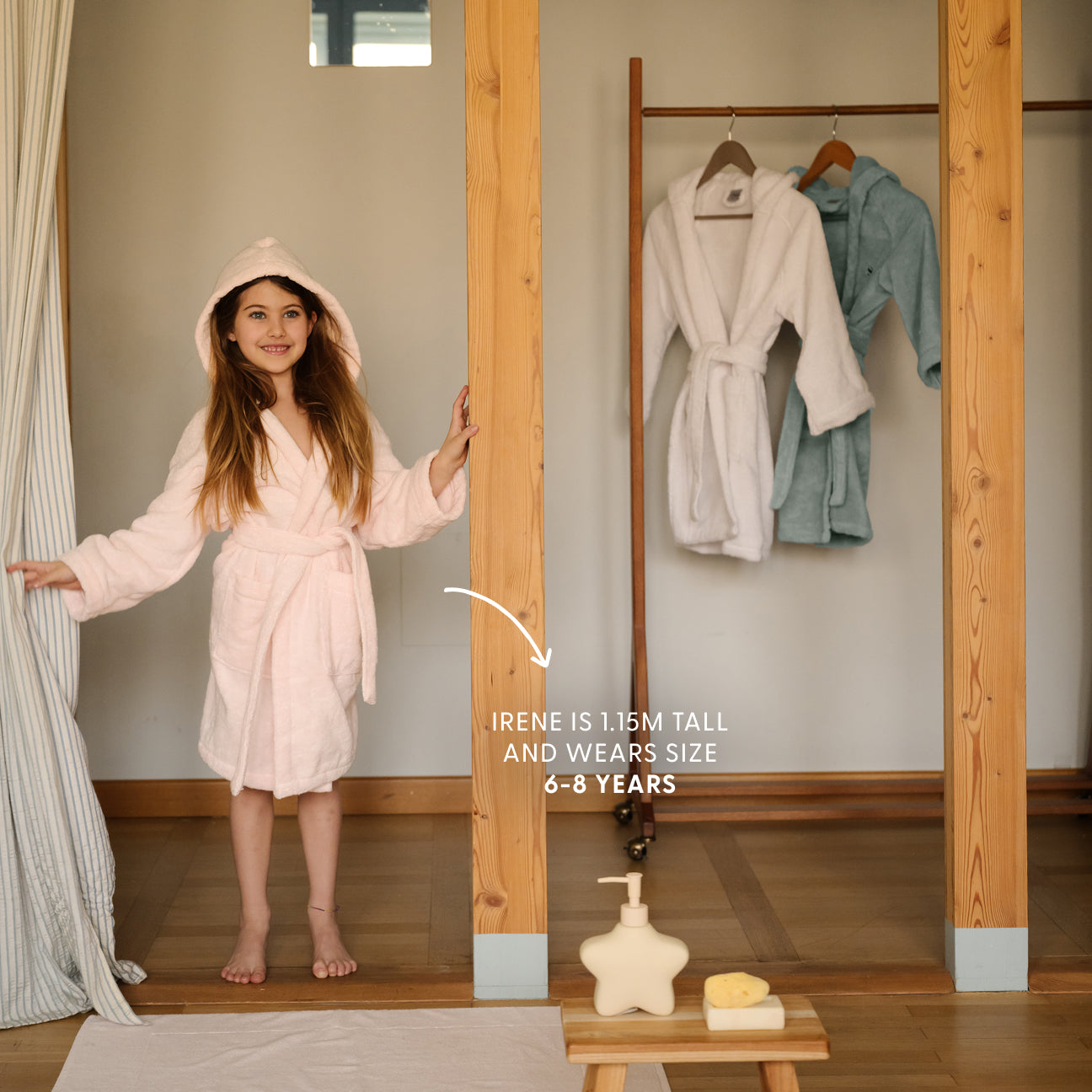 Kids' Hooded Bathrobe
- Ages 4-6- Cherry pink- Cotton - Dalfilo