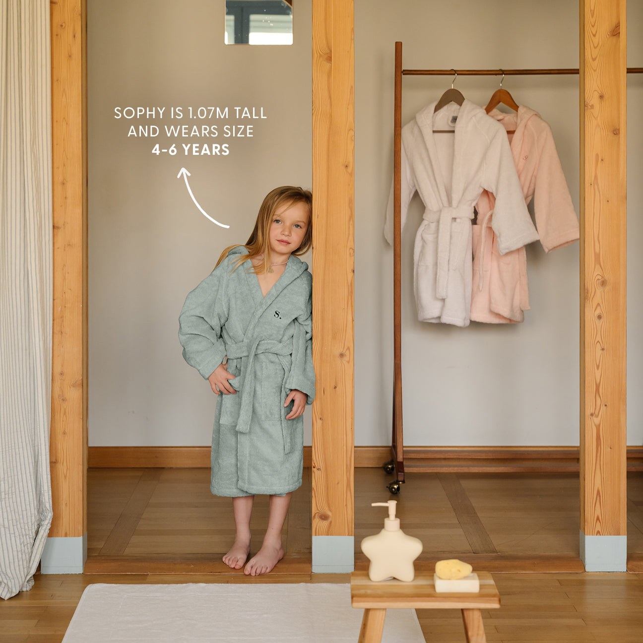Kids' Hooded Bathrobe
- Ages 4-6- Sage green- Cotton - Dalfilo
